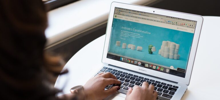 A person using a website with ease, showing why you need to using a knowledge base for your CRM.