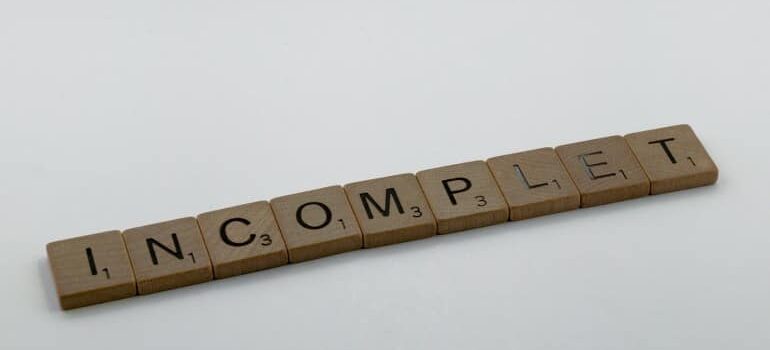 Incomplet spelled with wooden blocks.